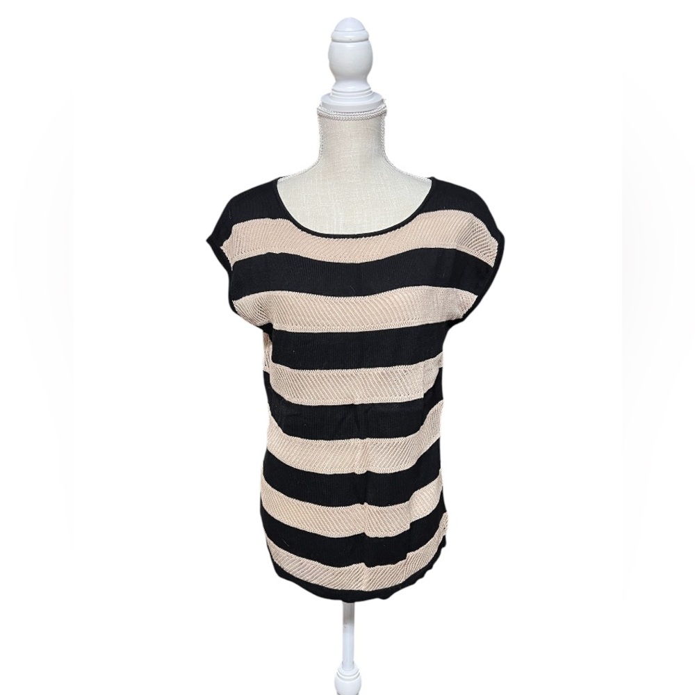 Lightweight sleeveless‎ sweater